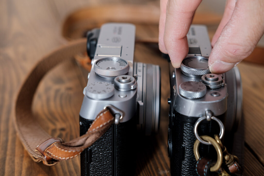 X100Vはダイヤルを持たなくても固定できる（左）