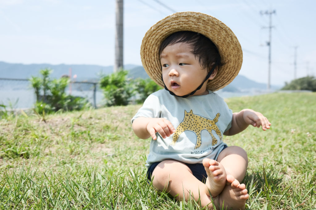 子どもを低い位置から撮るためにはチルトモニター