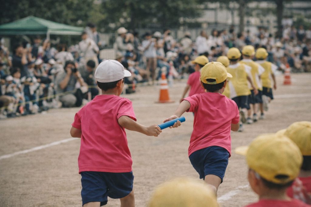 運動会のリレーを望遠で捉えたイメージ
