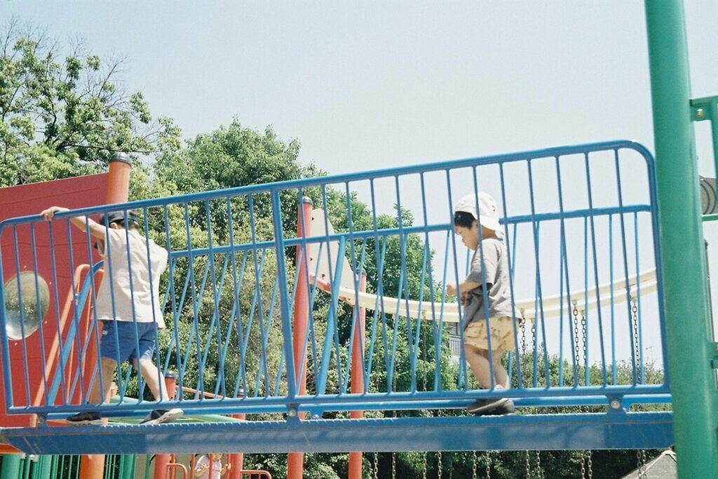 ファインダーから目を離し、子どもの安全を最優先に
