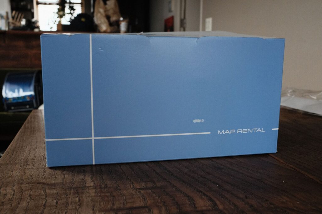 マップレンタルから届いた青い専用配送箱