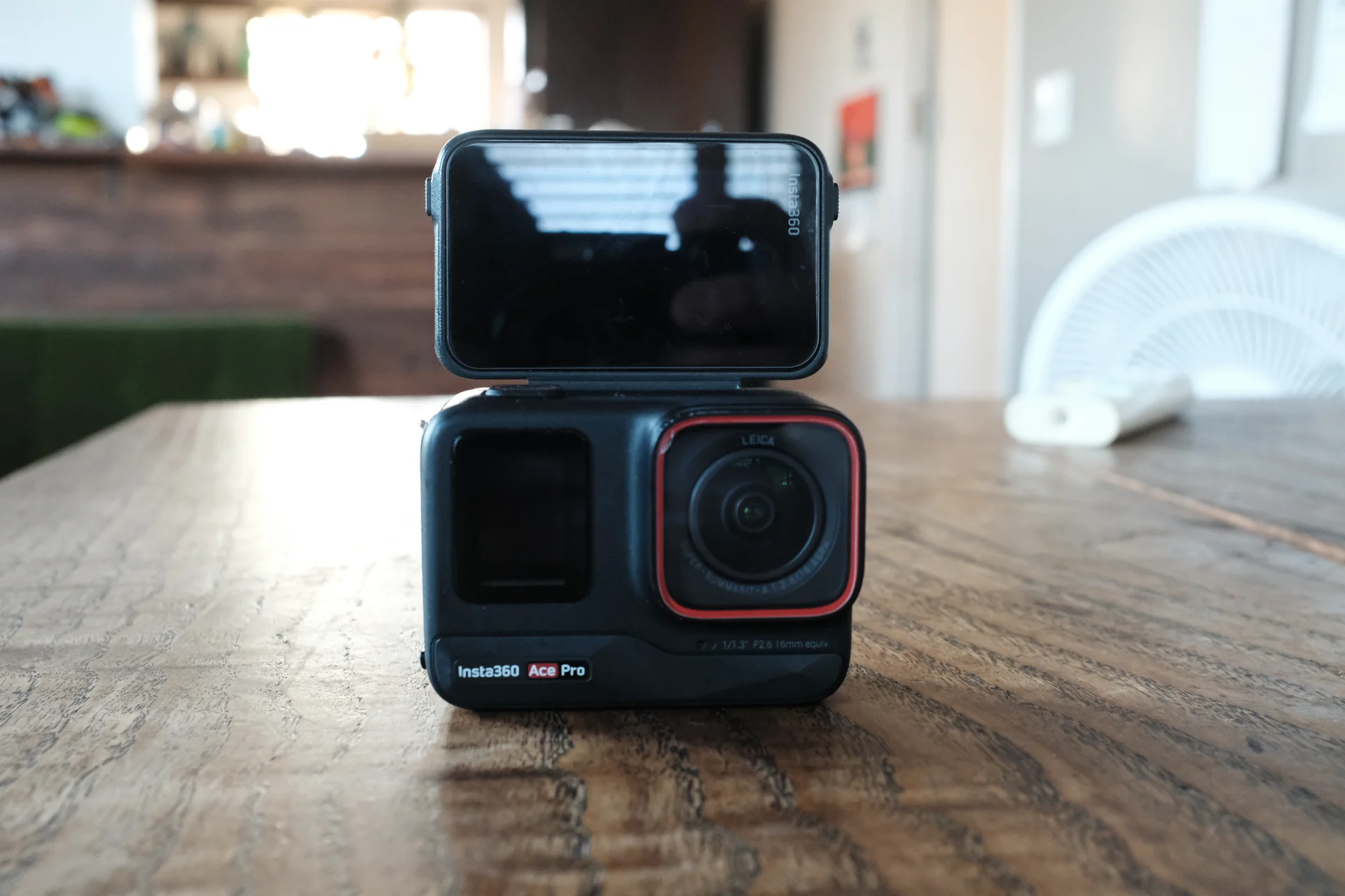 フリップ式ディスプレイを開いたInsta360 Ace Pro