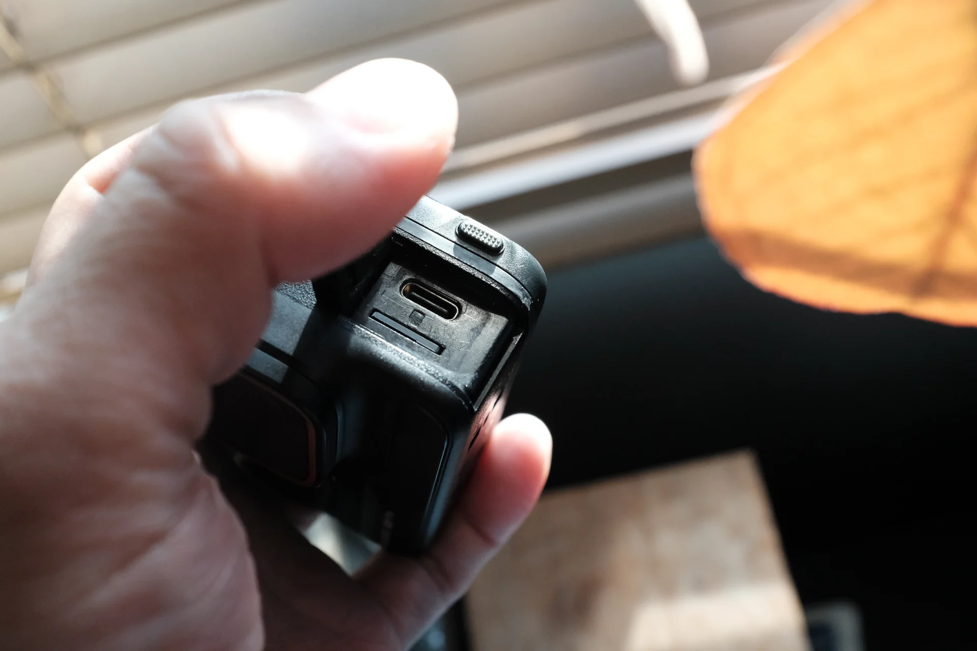 Insta360 Ace Pro側面のUSB-C端子とmicroSDカードスロット