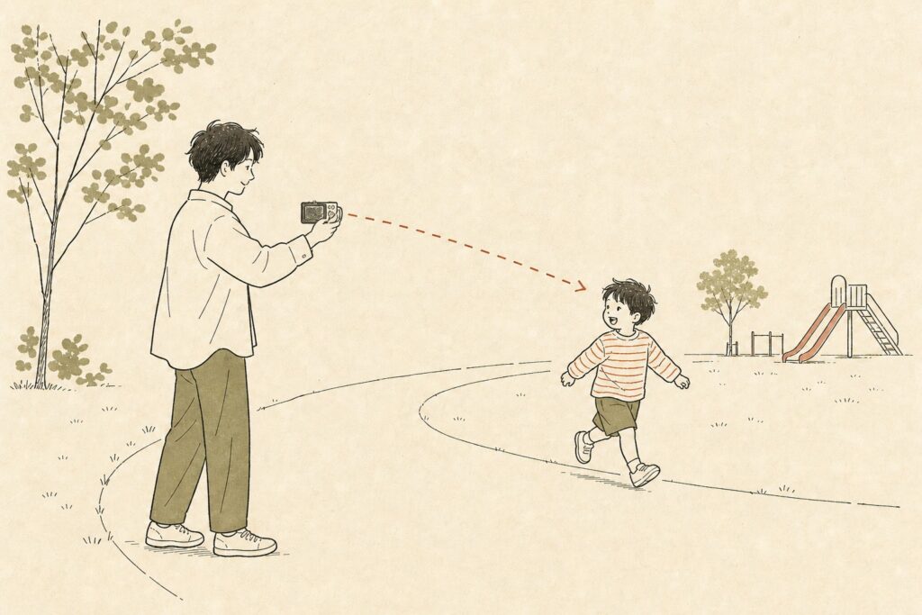 片手でコンデジを構え、公園で動く子どもを撮る親