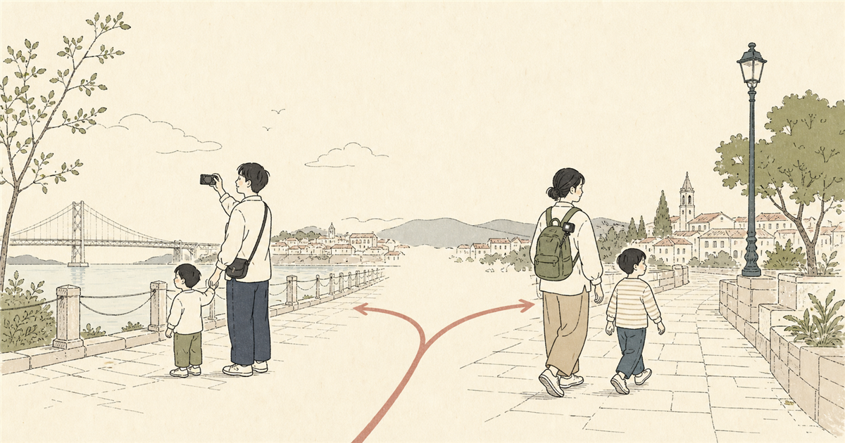 子連れ旅行でコンデジ撮影と手ぶら動画を選ぶ家族のイラスト