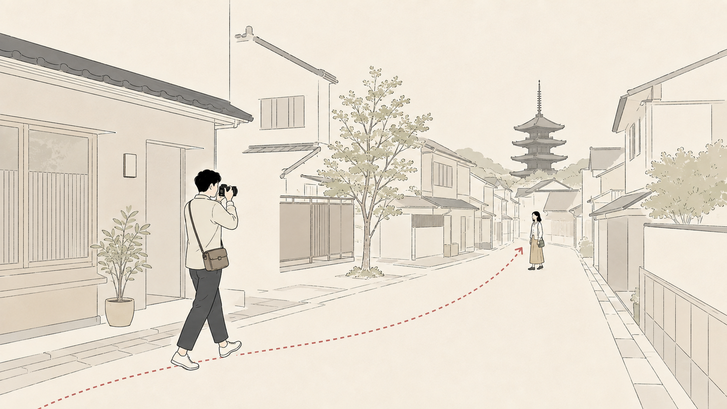 街歩きでFUJIFILMカメラを構える旅行者のイラスト