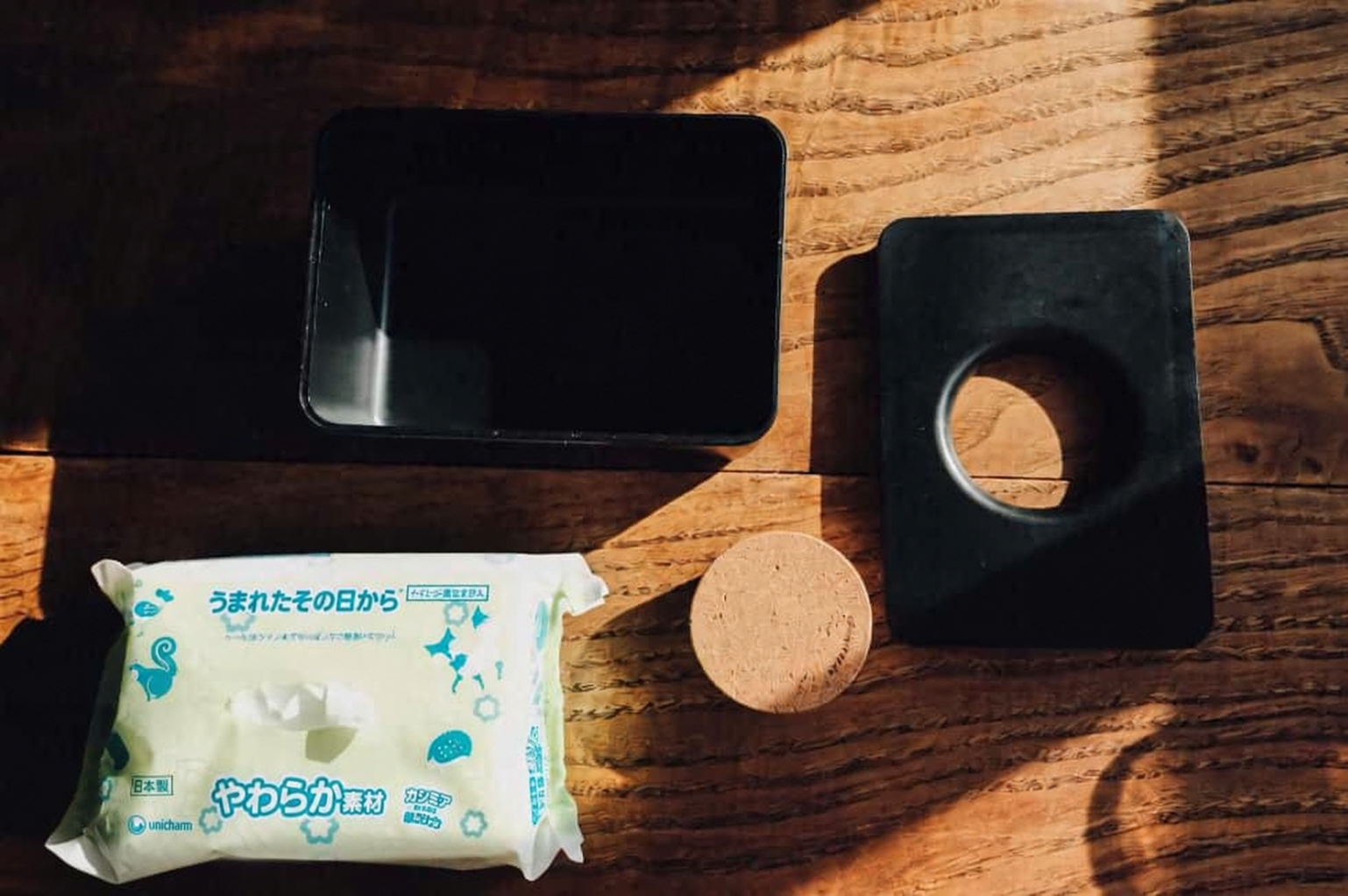 ケース本体、大きいふた、丸いコルクふた、おしりふきの袋