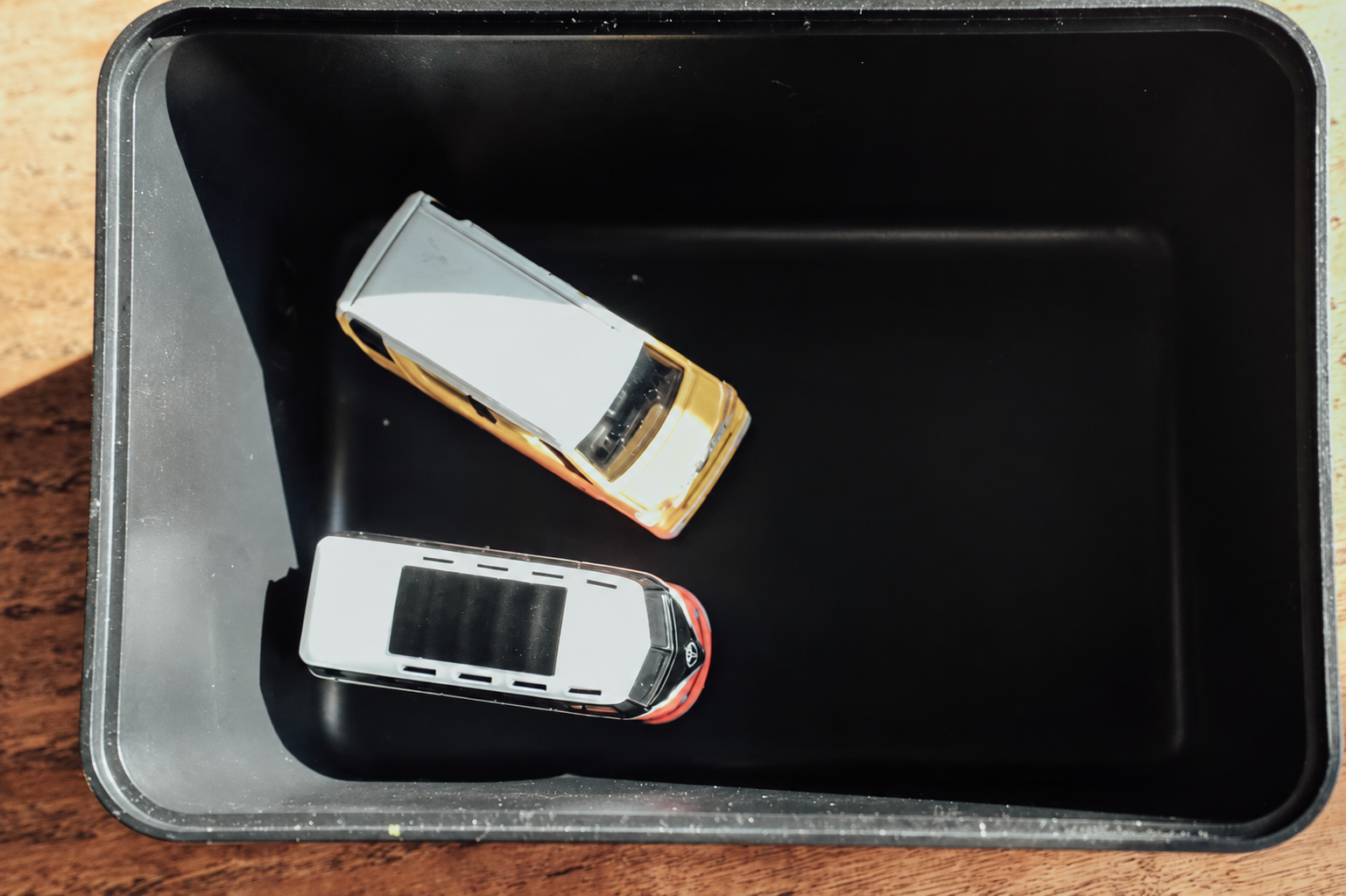 ケースに試しに入れたミニカー2台