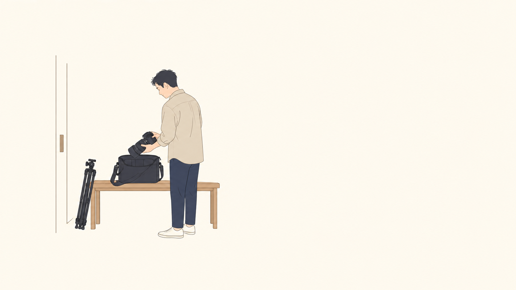 成人男性が長めのレンズ付きカメラを両手で支え、玄関のベンチに置いたバッグへ収める。畳んだ三脚は床に接している