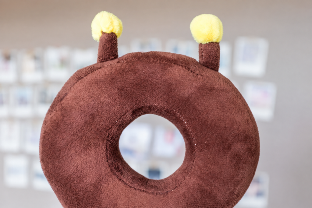当時のミツバチ型クッションの茶色い上部と黄色い触角