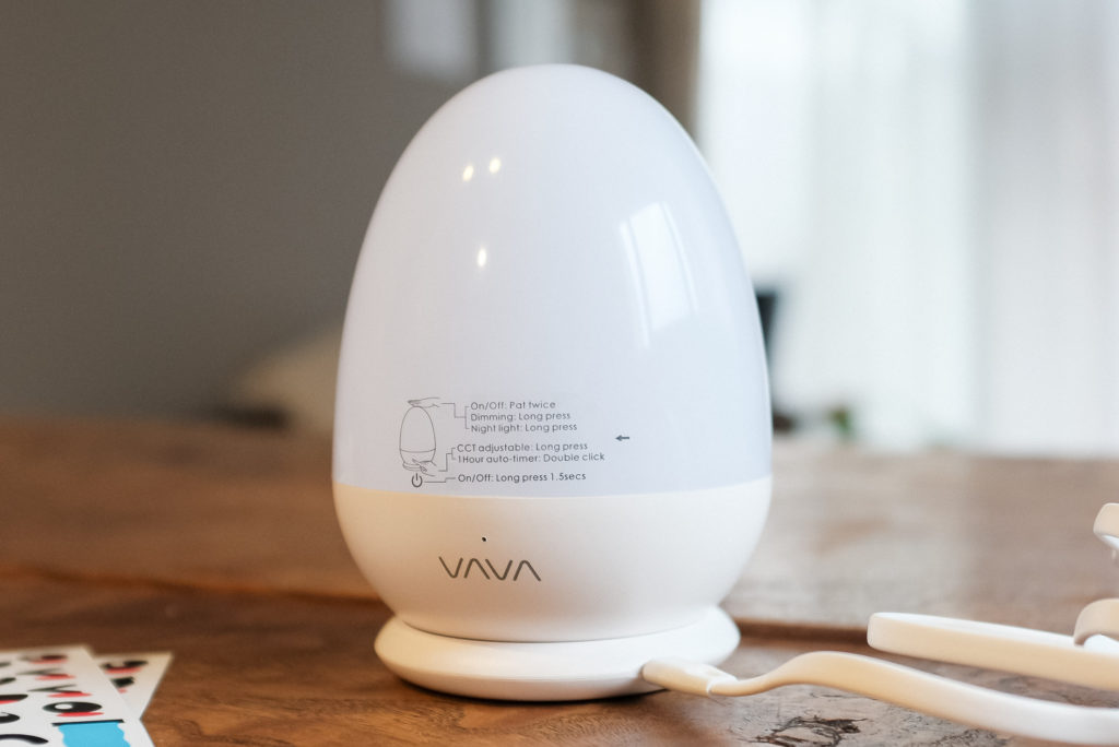 当時使っていた、丸い充電台に載せたVAVAの卵型ナイトライト