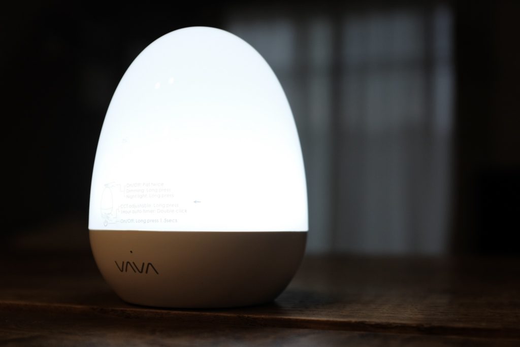 暗い室内で点灯させた、当時使っていたVAVAの卵型ナイトライト
