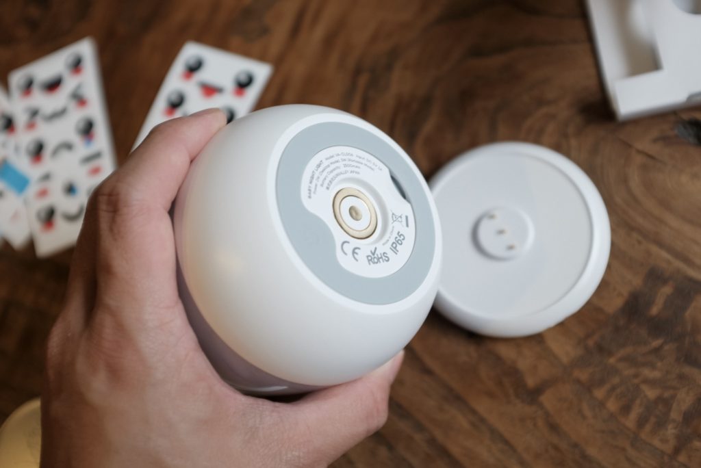 VAVAナイトライトの底面接点と丸い充電台