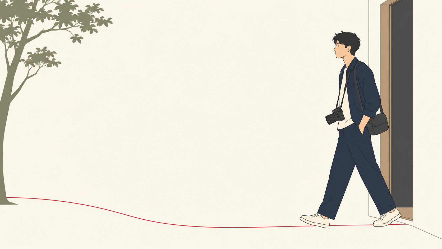 カメラバッグを肩に掛けて散歩へ出る男性。残したい広さと持ち歩ける重さから一本を選ぶ
